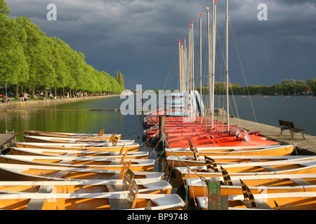 Machsee See in Hannover, Segelboote, Ruderboote, schwarzen Himmel kommenden Sturm, bunt, Niedersachsen, Norddeutschland Stockfoto