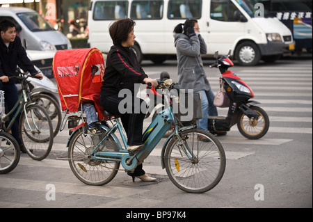 China, Suzhou. Feierabendverkehr. Stockfoto