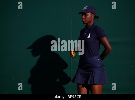 Ballgirl im Abendlicht der Wimbledon Championships 2010 Stockfoto