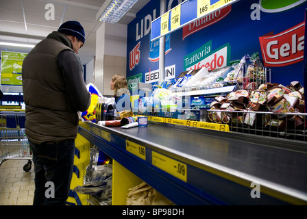 Mann an der Kasse im Supermarkt Stockfoto