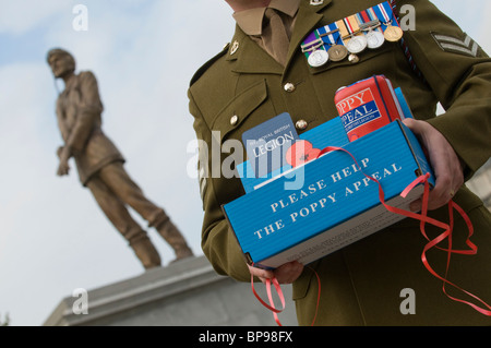 Tag des Gedenkens. Menschen versammeln sich auf dem Trafalgar Square für die zwei Minuten Stille und Mohn Blütenblätter in den Brunnen zu platzieren. Stockfoto