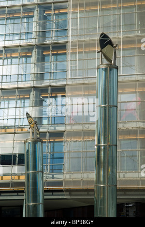 Solar-Strom-Generatoren außerhalb Potsdamer Platz Bahnhofsgebäude Stockfoto