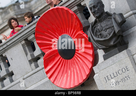 Tag des Gedenkens. Menschen versammeln sich auf dem Trafalgar Square für die zwei Minuten Stille und Mohn Blütenblätter in den Brunnen zu platzieren. Stockfoto