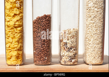 Container mit verschiedenen Frühstücks-Cerealien wie Cornflakes Coco pops Müsli Schoko Reis und Hafer Stockfoto