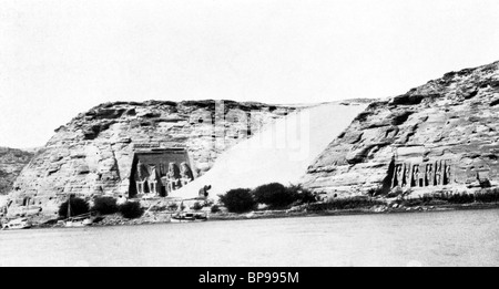 Ein Aufbau der Sand kann dieser frühen 1920er Jahre Foto des großen Tempels auf der linken Seite und den kleinen Tempel auf der rechten Seite in Abu Simbel gesehen. Stockfoto