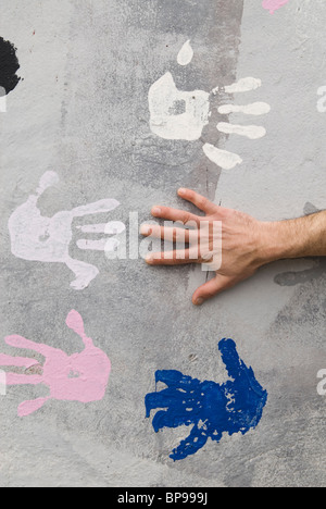 Die Hand des Mannes auf der Eastside Gallery Berliner Mauer-Deutschland Stockfoto