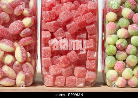 Container der traditionellen britischen Süßigkeiten Bonbons wie Rhabarber und Vanillesauce Cola-Würfel und rosey Äpfel im Vereinigten Königreich-Gläser Stockfoto