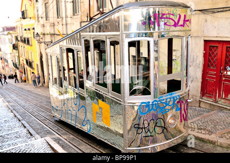 Portugal, Lissabon: Historische Standseilbahn "Elevador da Bica" im modernen Chrom-design Stockfoto