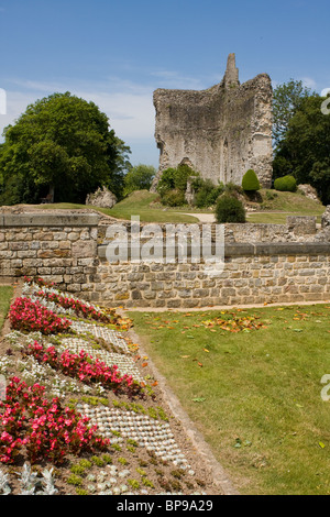 Gelände des Château de Domfront, mit Burgruine im Hintergrund, Domfront, Frankreich Stockfoto