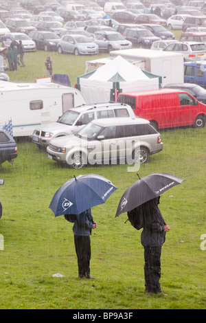 Es wäre keine britische Sommer ohne eine Show wird auf regnete. Zuschauer nehmen Zuflucht bei der Vale Rydal show Stockfoto