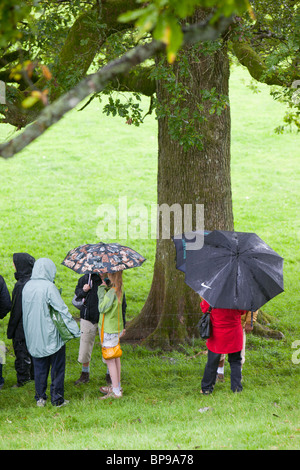 Es wäre keine britische Sommer ohne eine Show wird auf regnete. Zuschauer nehmen Zuflucht bei der Vale Rydal show Stockfoto