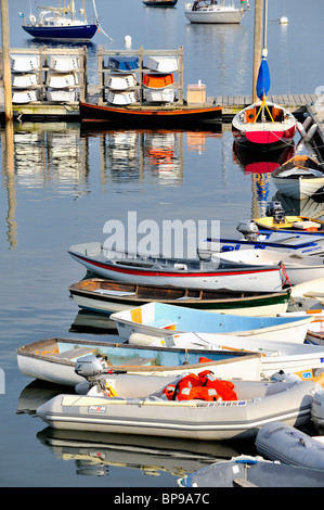 Rockland Harbor Maine mit bunten Booten Skiffs Jollen Segelboote vor Anker zum Pier Dock Quay vertikale Stockfoto