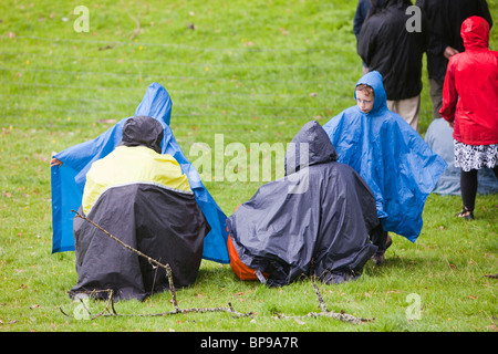 Es wäre keine britische Sommer ohne eine Show wird auf regnete. Zuschauer nehmen Zuflucht bei der Vale Rydal show Stockfoto