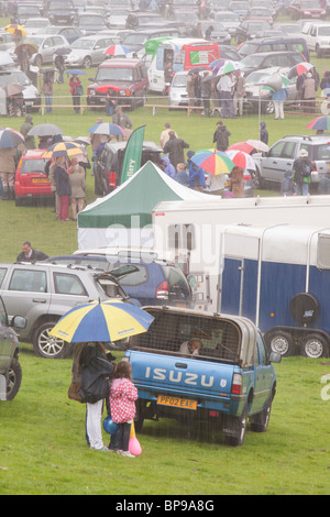 Es wäre keine britische Sommer ohne eine Show wird auf regnete. Zuschauer nehmen Zuflucht bei der Vale Rydal show Stockfoto