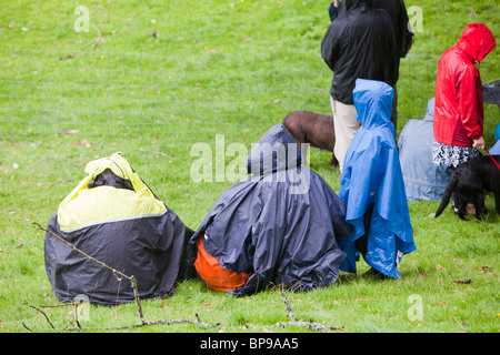 Es wäre keine britische Sommer ohne eine Show wird auf regnete. Zuschauer nehmen Zuflucht bei der Vale Rydal show Stockfoto