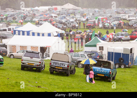 Es wäre keine britische Sommer ohne eine Show wird auf regnete. Zuschauer nehmen Zuflucht bei der Vale Rydal show Stockfoto