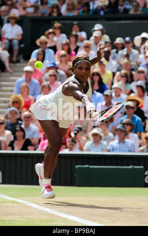 Serena Williams (USA) bei den Wimbledon Championships 2010 in Aktion Stockfoto