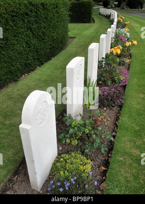 Eine Reihe von Grabsteinen der Marine und RAF-Männer, die während des zweiten Weltkrieges ums Leben kamen. Stockfoto