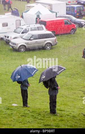 Es wäre keine britische Sommer ohne eine Show wird auf regnete. Zuschauer nehmen Zuflucht bei der Vale Rydal show Stockfoto