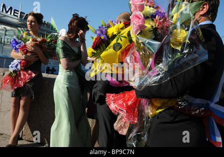 Eine Hochzeitsfeier an der Peter und Paul Fortress vom Fluss Newa, Sankt Petersburg, Russland Stockfoto