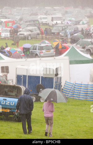 Es wäre keine britische Sommer ohne eine Show wird auf regnete. Zuschauer nehmen Zuflucht bei der Vale Rydal show Stockfoto