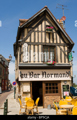 Ein Restaurant und eine Bar an einem sonnigen Tag in Domfront, Frankreich Stockfoto