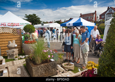 Msy012 Großbritannien, England, Merseyside, Southport Flower Show, Urlauber, St steinerne Tröge in Messestand Stockfoto