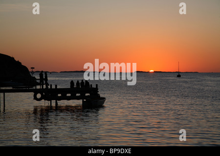 Sonnenuntergang im Nordwesten ein Licht nördlichen Sommerabend wie in den schwedischen Schären bei Marstrand, einem beliebten Ferienort im Sommer gesehen. Stockfoto