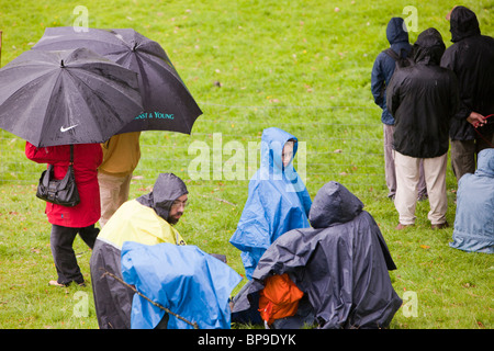 Es wäre keine britische Sommer ohne eine Show wird auf regnete. Zuschauer nehmen Zuflucht bei der Vale Rydal show Stockfoto