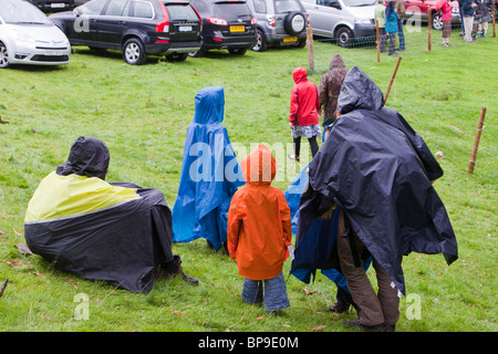 Es wäre keine britische Sommer ohne eine Show wird auf regnete. Zuschauer nehmen Zuflucht bei der Vale Rydal show Stockfoto