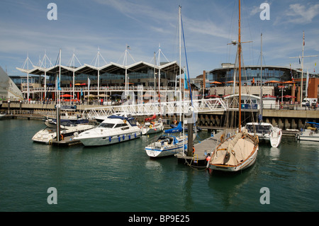 Gunwharf Quays Einkaufszentrum im südenglischen Portsmouth Harbour Stockfoto