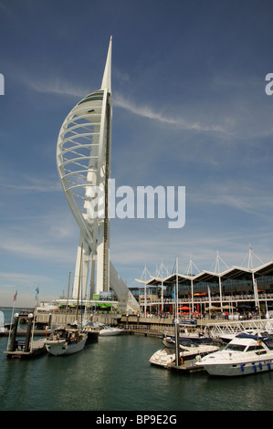 Spinnaker Tower & Gunwharf Quays Einkaufszentrum im südenglischen Portsmouth Harbour Turm ist 170 Meter hoch Stockfoto