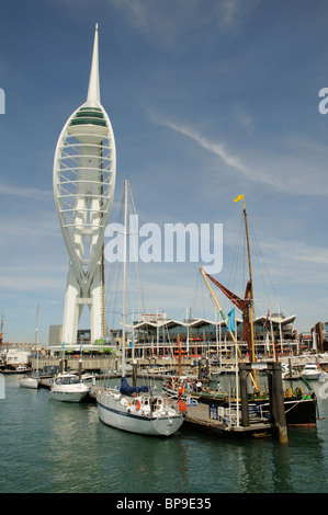 Spinnaker Tower & Gunwharf Quays Einkaufszentrum im südenglischen Portsmouth Harbour Turm ist 170 Meter hoch Stockfoto