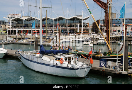 Gunwharf Quays Einkaufszentrum im südenglischen Portsmouth Harbour Stockfoto