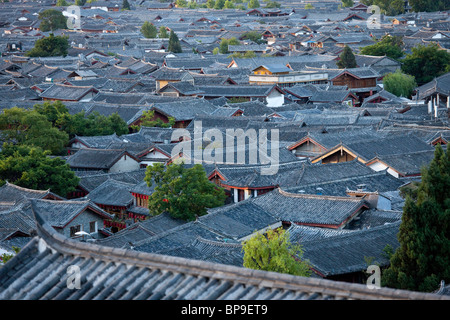 Auf der Dachterrasse-Blick auf die Altstadt von Lijiang, Provinz Yunnan, China Stockfoto