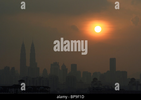 Dicker Nebel verursacht Ring um die Sonne in Kuala Lumpur, Malaysia. Stockfoto