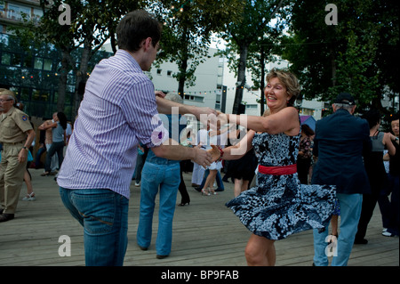 Paris, Frankreich, Gruppe Erwachsene Rock'n'Roll Stil Swing Tanzen im Freien auf den 'Paris Plages' Sommerfestivals River seine, authentischer französischer Lebensstil Stockfoto