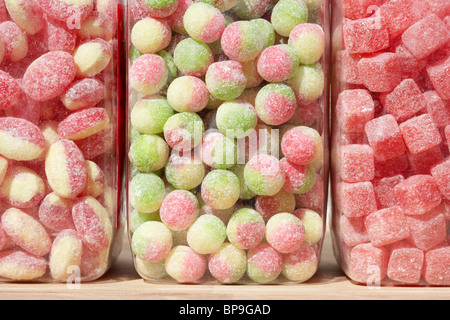 Container von traditionellen britischen Süßigkeiten Süßigkeiten einschließlich Rhabarber und Vanillesauce rosey Äpfel und Cola Cubes im Vereinigten Königreich-Gläser Stockfoto