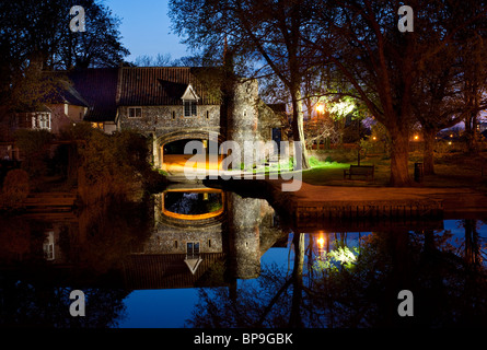 Zieht Fähre beleuchtet bei Nacht und in den Fluss Wensum, Norwich spiegelnd Stockfoto