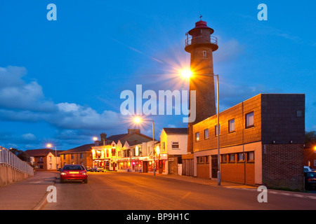 Gorleston direkt am Meer und Leuchtturm bei Sonnenuntergang an der Küste von Norfolk Stockfoto