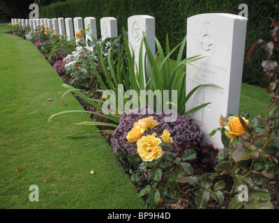 Eine Reihe von Grabsteinen der Marine und RAF-Männer, die während des zweiten Weltkrieges ums Leben kamen. Stockfoto