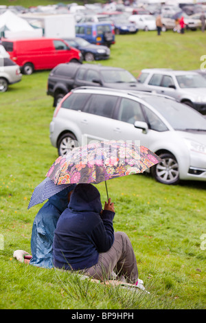 Es wäre keine britische Sommer ohne eine Show wird auf regnete. Zuschauer nehmen Zuflucht bei der Vale Rydal show Stockfoto