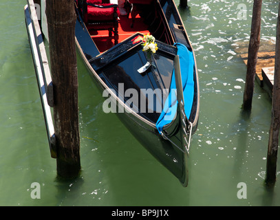 Gondel vertäut an Seite des Canal in Venedig Stockfoto