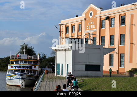 Touristenboot auf Guaiba Fluss und Usina Gasometro Cultural Center, Porto Alegre, Rio Grande Do Sul, Brasilien Stockfoto