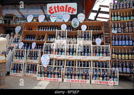 Eine Vielzahl von deutschen Ettaler original Biere in Kisten aus einem Geschäft in Ettal, Bayern, Deutschland Stockfoto