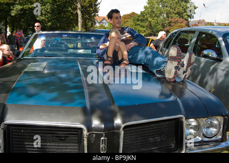 Amerikanische Oldtimer & ihre Besitzer, Vater & Sohn saß auf Kapuze / Mütze Stockfoto