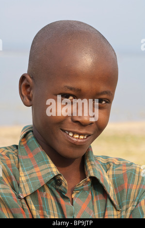 Afrikanischen jungen Portrait bei Nyumba ya Linksverkehr, Kilimanjaro Region, Tansania Stockfoto