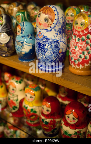 Russische Puppen zum Verkauf in einem Geschäft in der Nähe von Sankt Petersburg, Russland. Stockfoto