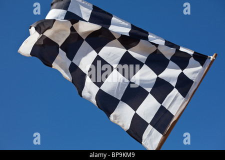 Karierte Flagge und blauer Himmel Stockfoto