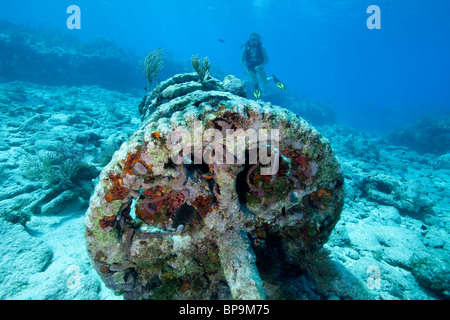 Teenager Taucher nähert sich eine Reihe von Winde Getriebe befindet sich an einem Tauchplatz, bekannt als das "Winde Loch" auf Melasse Reef. Stockfoto